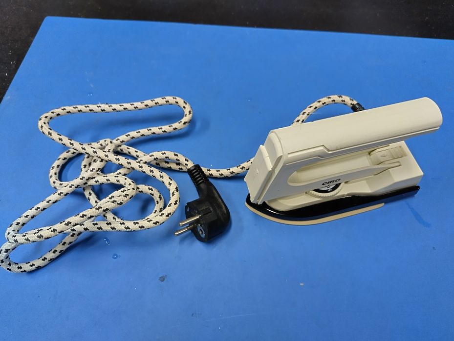 Ferro de engomar de viagem (CIRO)