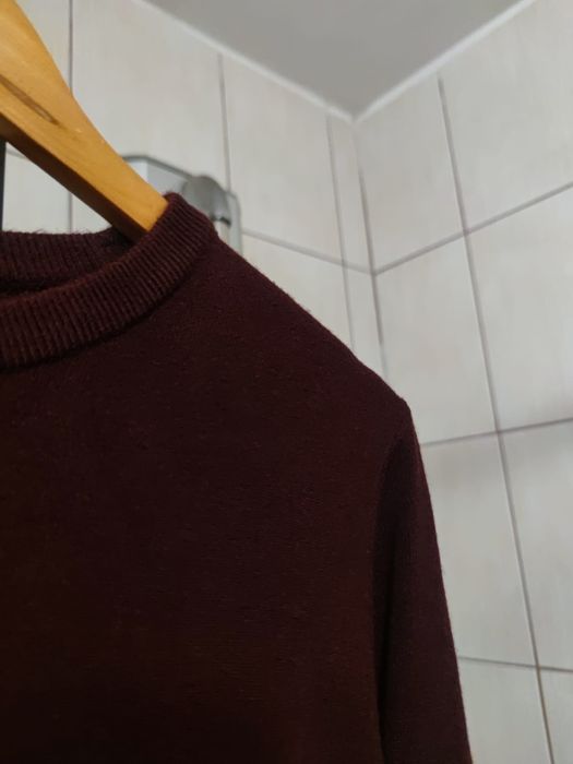 Męski cienki M sweter marki Primark w głębokim kolorze bordowym charak