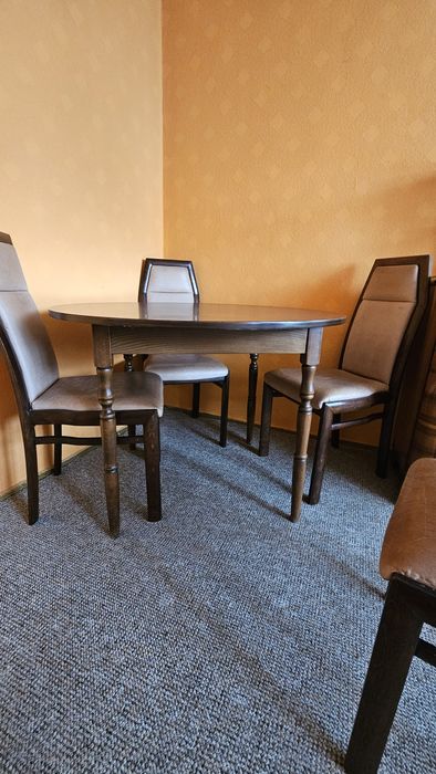 Stol z pelnego drewna okargly z 4 krzeslami z prawdziwej skory