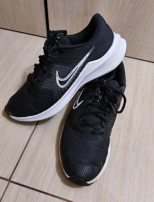 Buty sportowe czarne Nike, rozmiar 37,5 wiazane