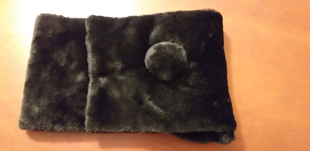 Gola de senhora preta.