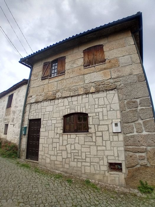 Quinteiro com 5 casas  1 habitavel , 1 semi habitável e 3 para restauro . Com terreno .