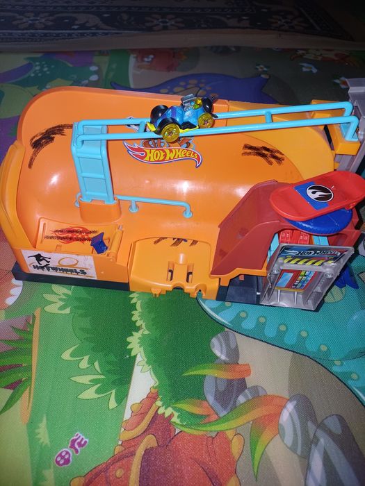 Трек hot wheels скейтпарк с машиной, состояние хорошее
