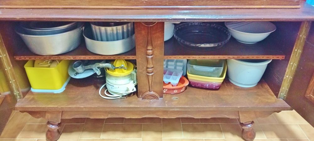 Cristaleira Armário para cozinha ou sala, robusto,, antigo.