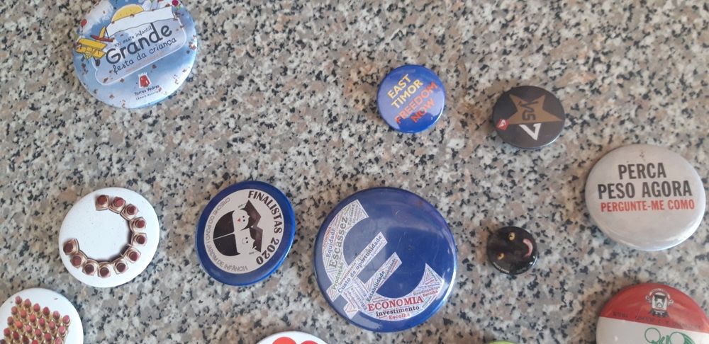 Conjunto de 58 Crachás Diversos