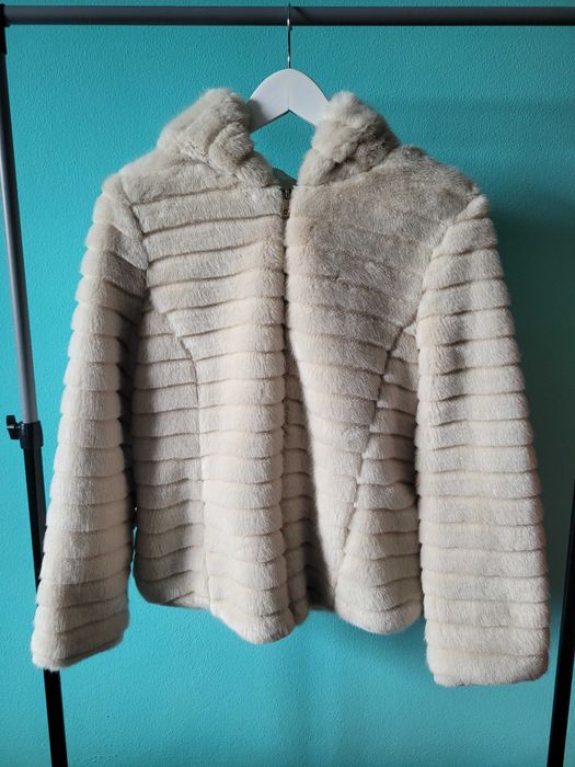 Casaco de pelo sintético com carapuço