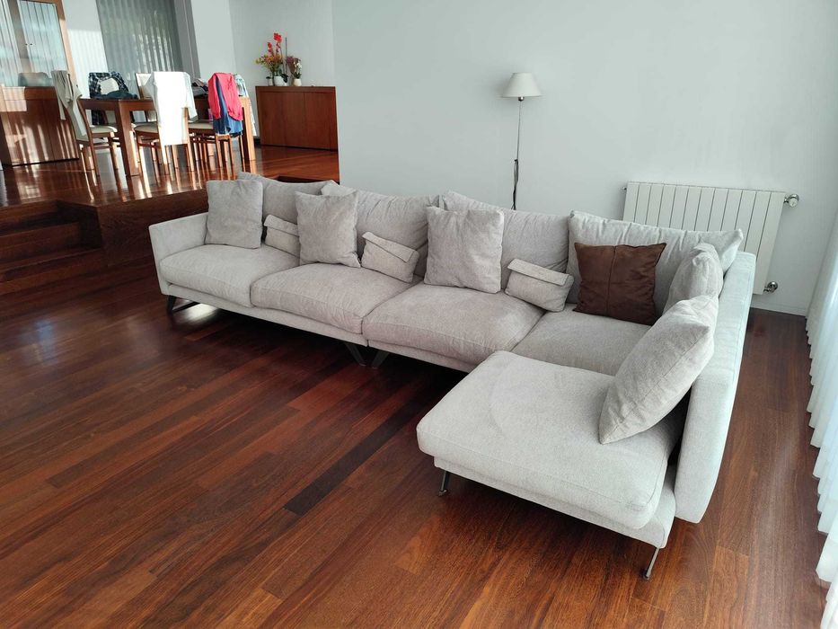 Sofá com Chaise Longue e Puff – Divani Star (Ref. Chocolate 1) – Tecido Premium
