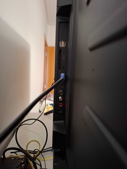 TV HISENSE 43", Smart TV, modelo 43A6N, 4K Ultra HD. Altifalantes Redução de ruídos. Guia de voz. Controle remoto. Com caixa original para transporte.