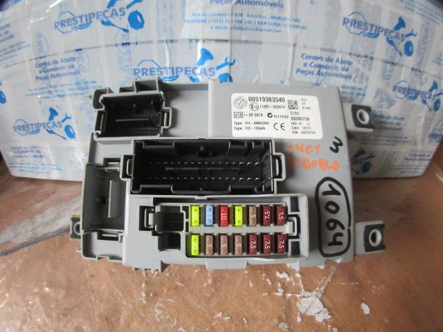Caixa Fusiveis 00519383540 28385758  FIAT DOBLO 2013 1.3 D MULTIJET 90CV 4P BRANCO ORIGINAL