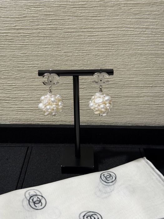 CHANEL® Luksusowe perły CC® kolczyki ekskluzywna biżuteria