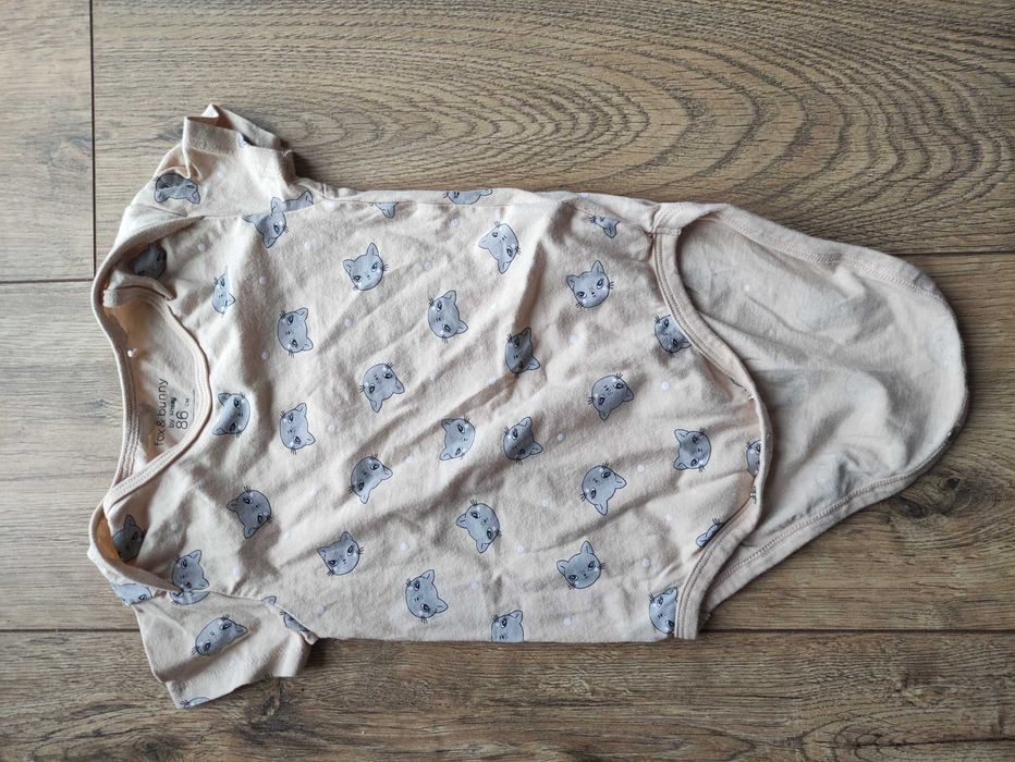 Body z krótkim rękawem. Rozmiar z metki 86. Stan idealny.