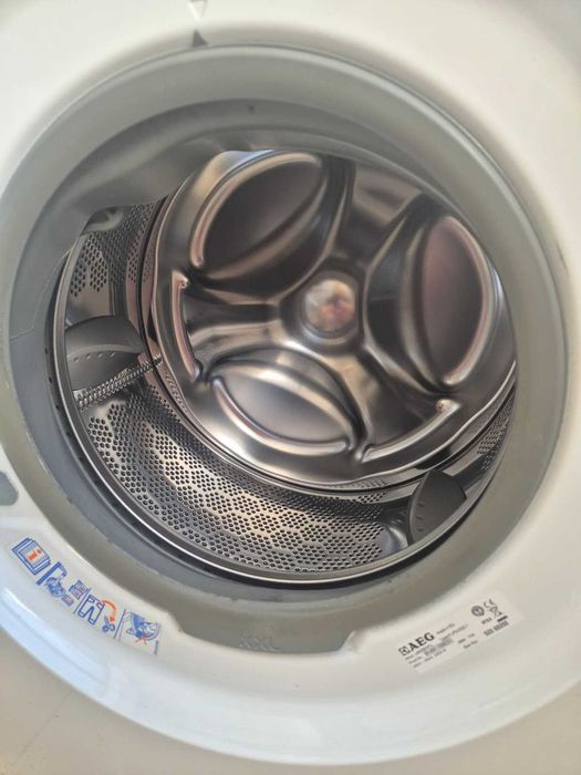 Máquina de Lavar Roupa AEG 8kg de Carga, Super Eficiente e em Excelente Estado