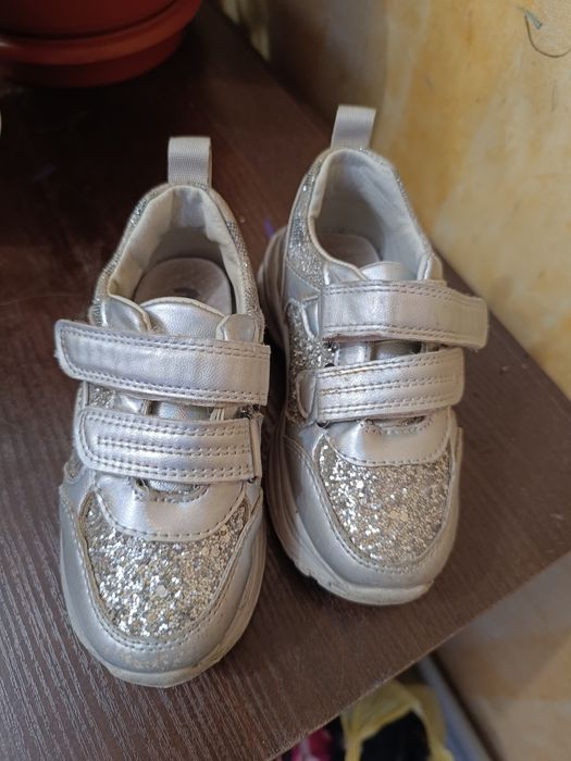 Дитячі кросівки.