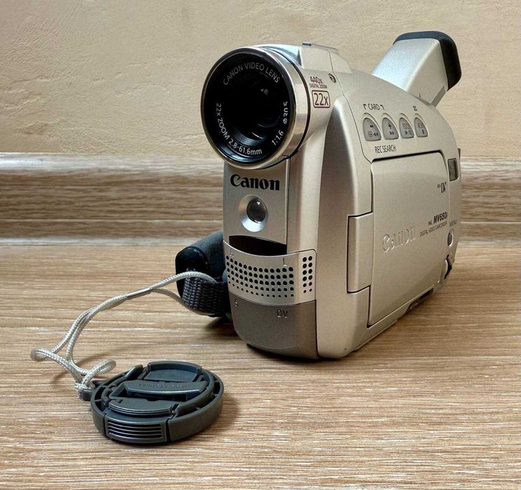 Відеокамера Canon DM-MV650i