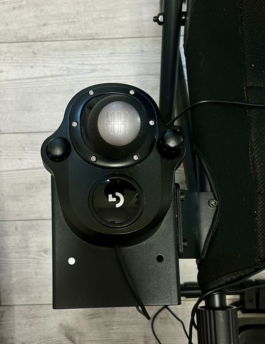 Logitech G29 Driving Force + Shifter + fotel MOZOS SGS5 – stan idealny