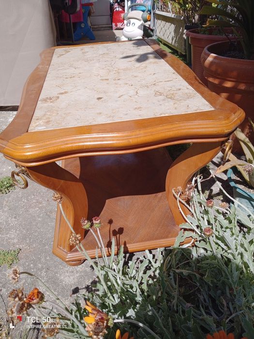 Mesa de centro muito antiga em mogno com pedra mármore. O preço não é negociável