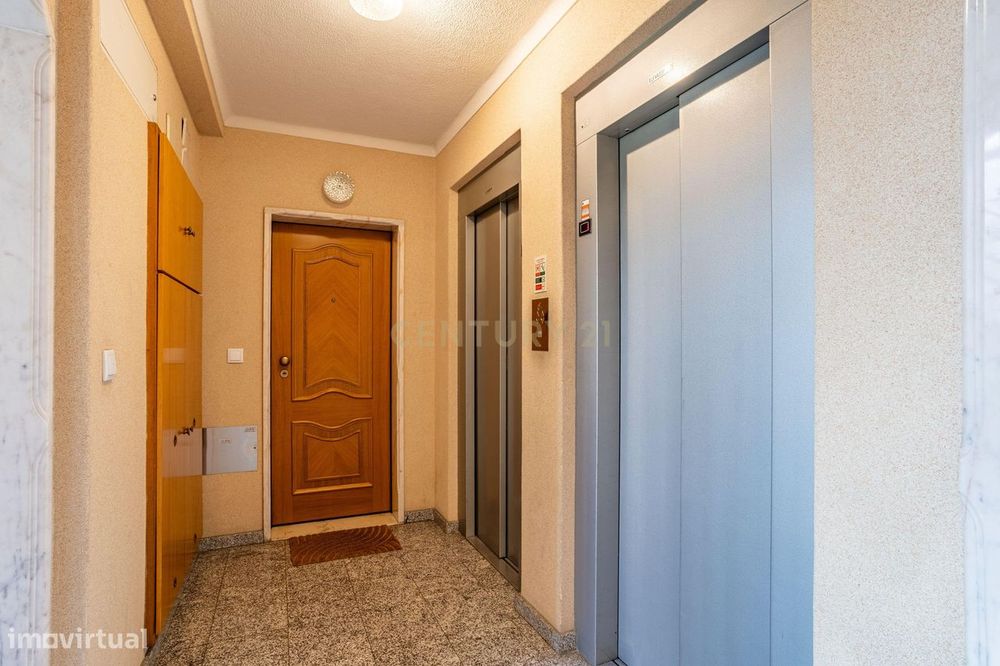 Apartamento T3 em Prior Velho com garagem