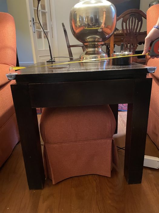 Mesa de apoio de madeira escura.