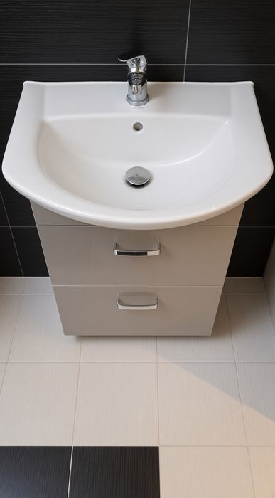 Szafka łazienkowa z umywalką ceramiczną, baterią i syfonem