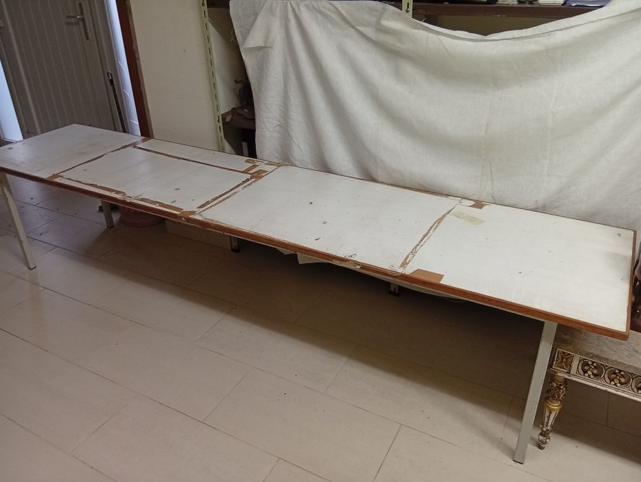 Mesa de madeira com estrutura em ferro.