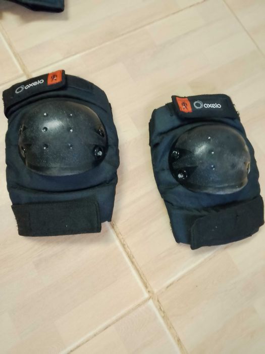 Conj joelheiras, cotoveleiras, luvas e capacete 8/12 anos como novo