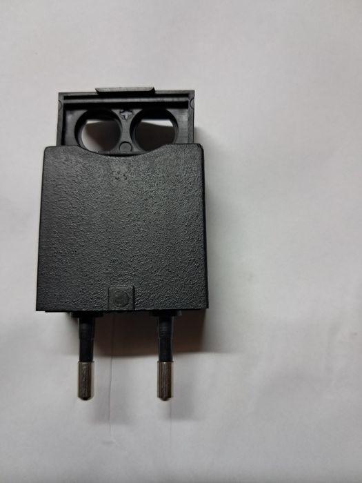 Зарядне для плоских батареєк.