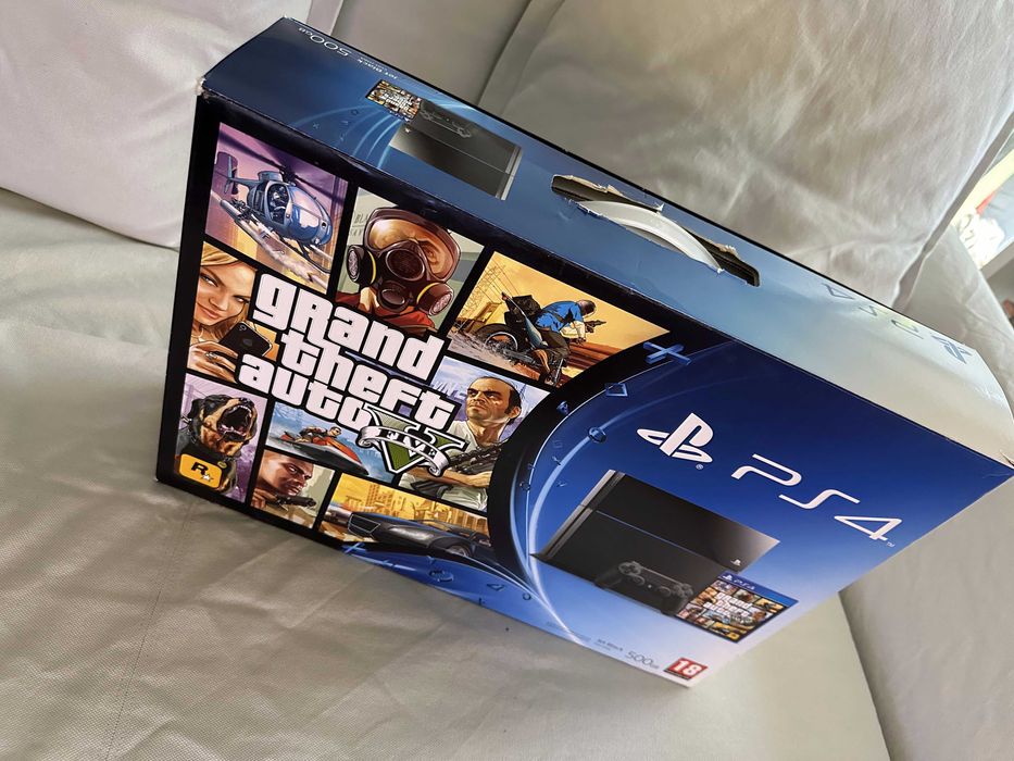 Playstation 4 - 500Gb + GTA V + 2 comandos + base de suporte com caixa