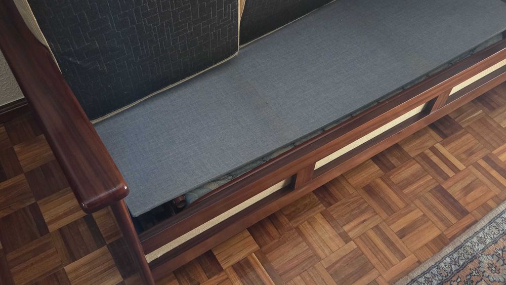 Sofá cama de estrutura madeira