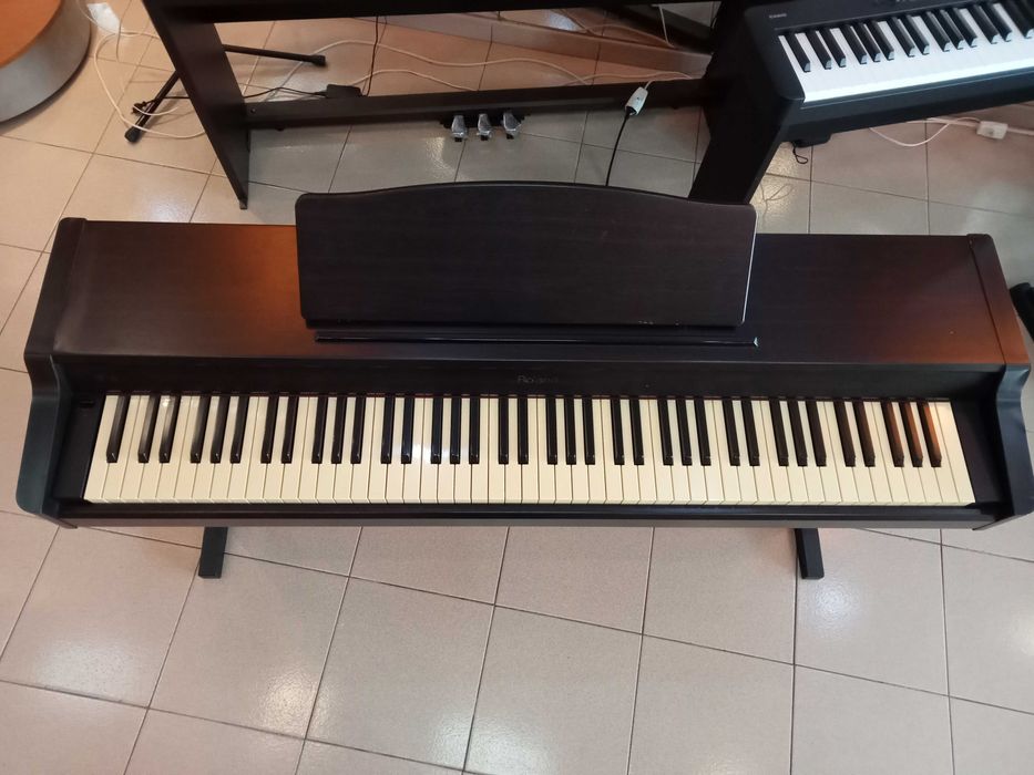 Piano ROLAND HP136