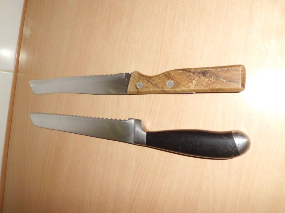2 facas de cozinha com serrilha grandes
