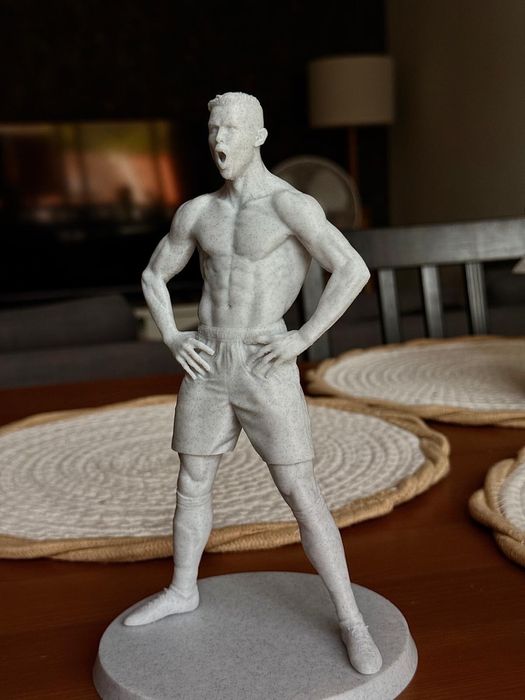 Estatua inspirada em Cristiano Ronaldo CR7- filamento estilo marmore