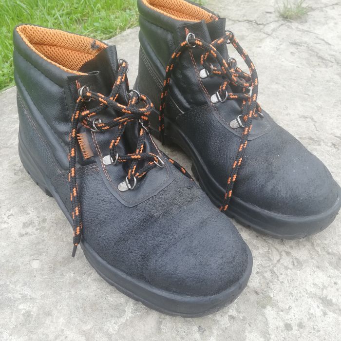 Продам робочие Ботинки новые