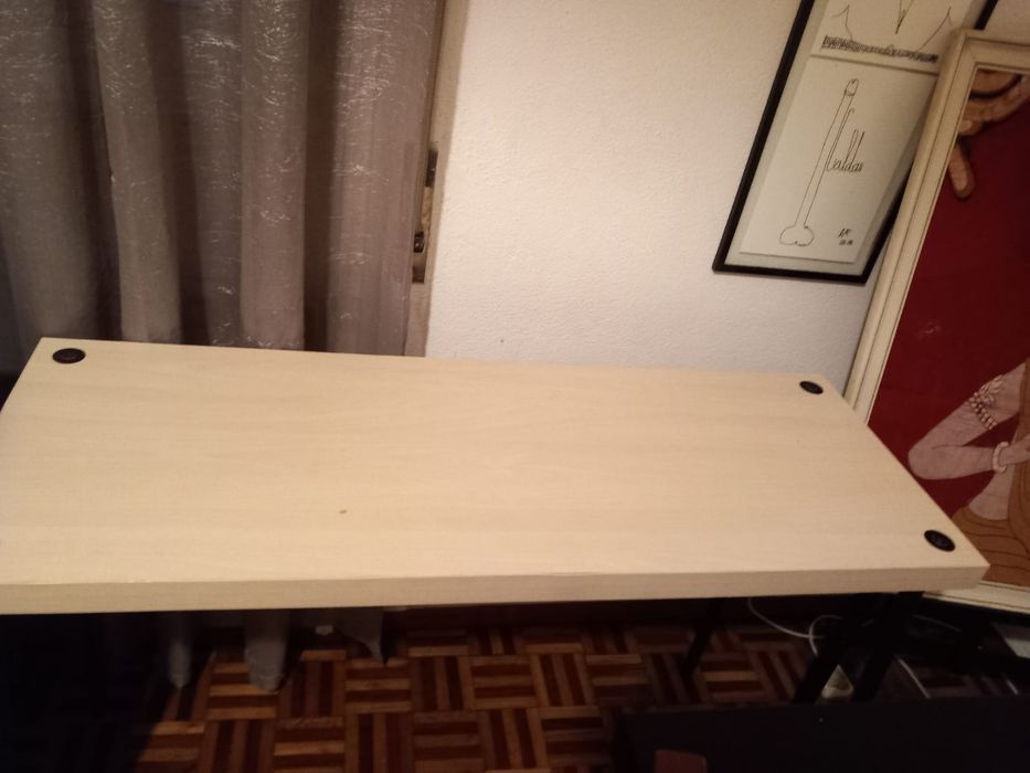 Mesa de apoio com 2 bancos