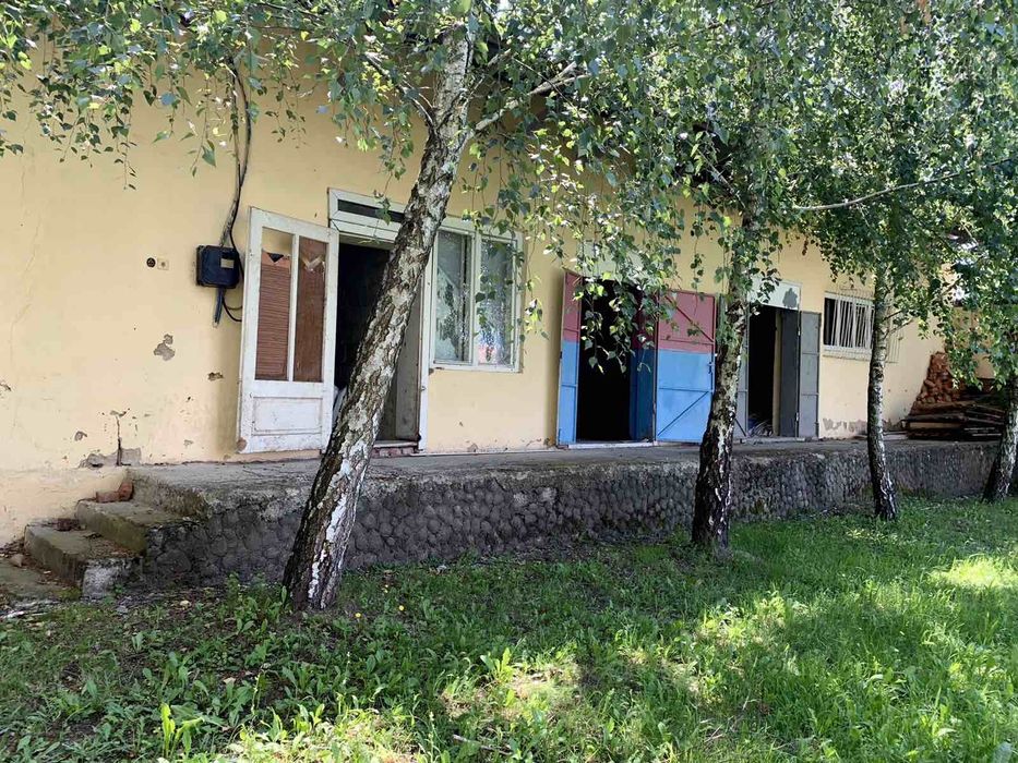 Будівля бувшого магазину з складськими приміщеннями