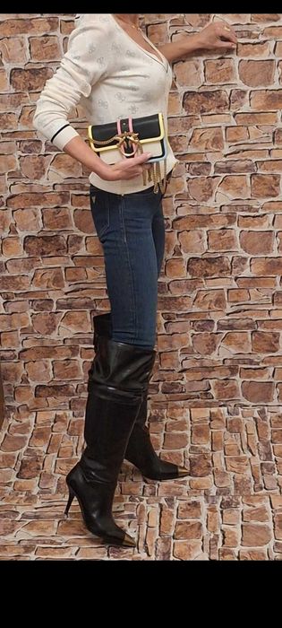 Sweter Marki Guess w kolorze kremowym z delikatnymi brylancikami