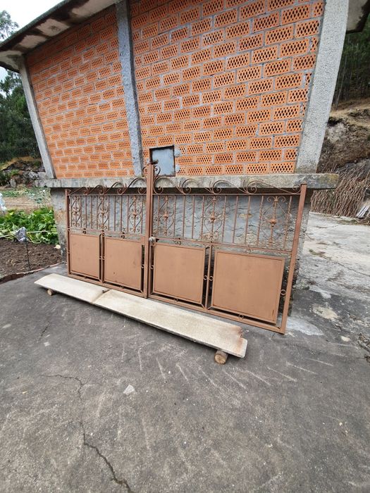 Portão exterior em bom estado