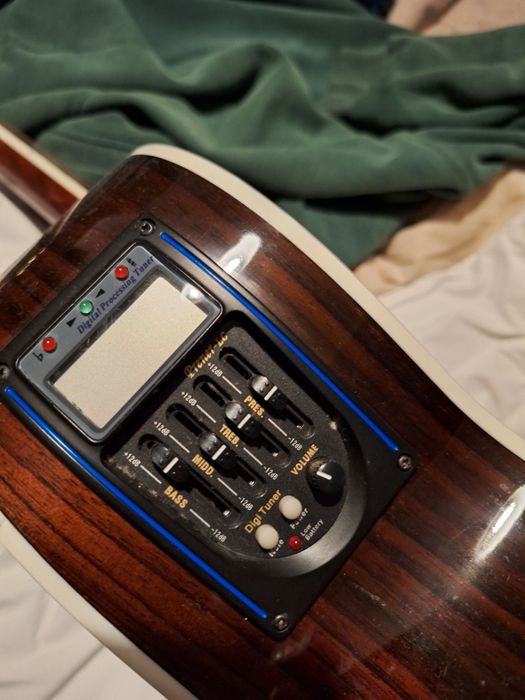 Guitarra acústica electrificada