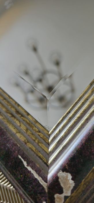 Kryształowe lustro w drewnianej ramie.