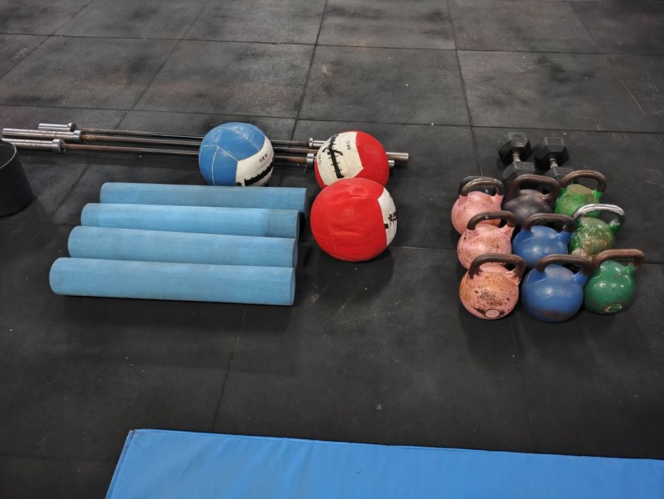 Diversos materiais e máquinas de ginásio/CrossFit