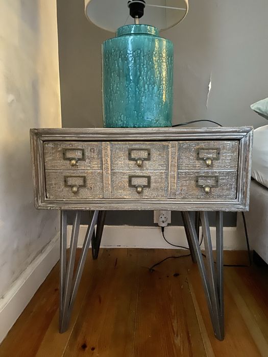 Aparador e mesa de cabeceira estilo industrial