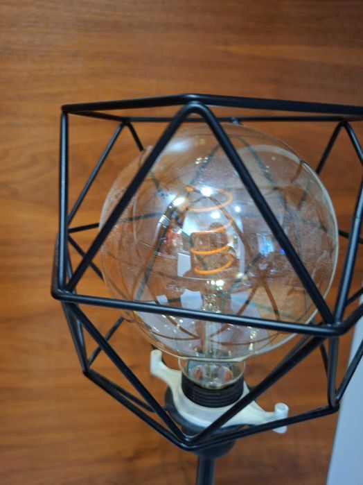 Lampa podlogowa z ażurowym kloszem i żarówką