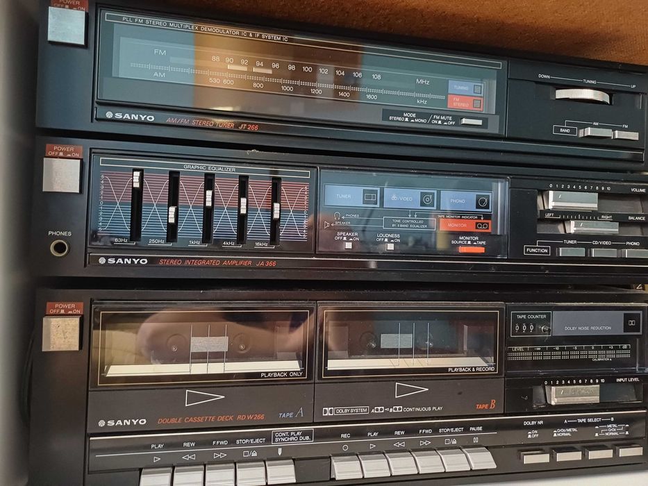 Aparelhagem com gira discos, 2 decks de cassetes, radio Sanyo