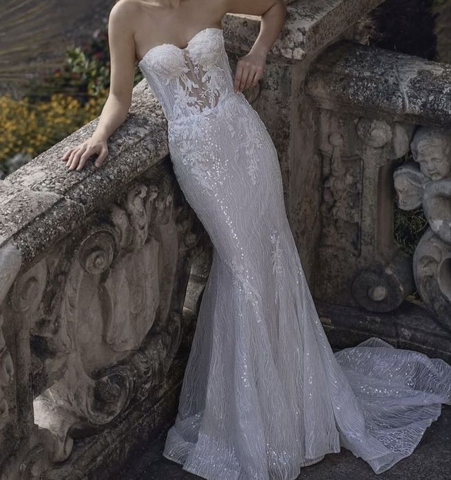 Весільна сукня зі шлейфом!