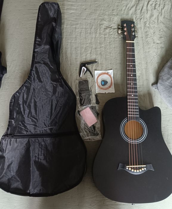 Violão a venda, pouco usado.