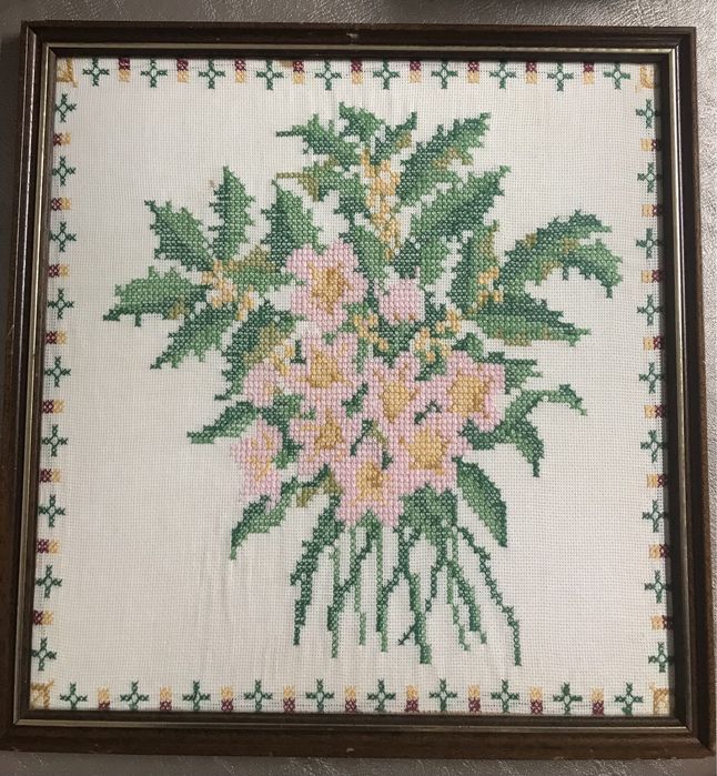 Quadros floridos/ flores em ponto cruz bordados à mão