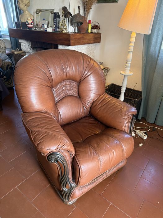 Sofá- cama e 2 poltronas em pele (conjunto em bom estado)