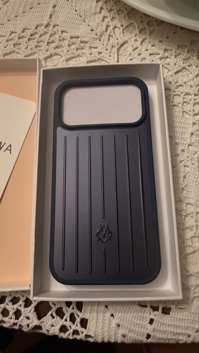 Capa RIMOWA Azul-Escura para iPhone 17 Pro Max – Nova