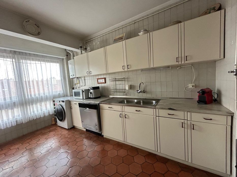 Cozinha branca com pedra marmore