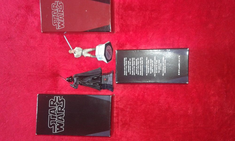 Jogo xadrez Star Wars, novo a estrear, peças ainda em embalagens, 32 peças em chumbo, figuras Star Wars dos 3 primeiros filmes de 1977, 1980 e 1983.
