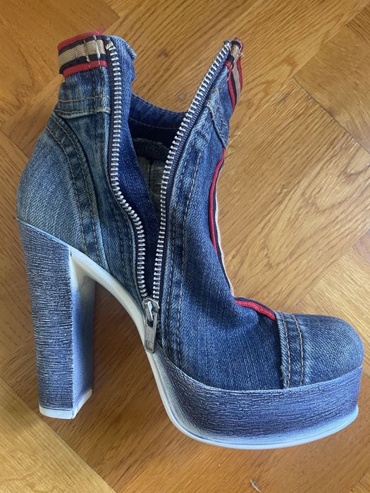 Jeansowe buty na koturnie